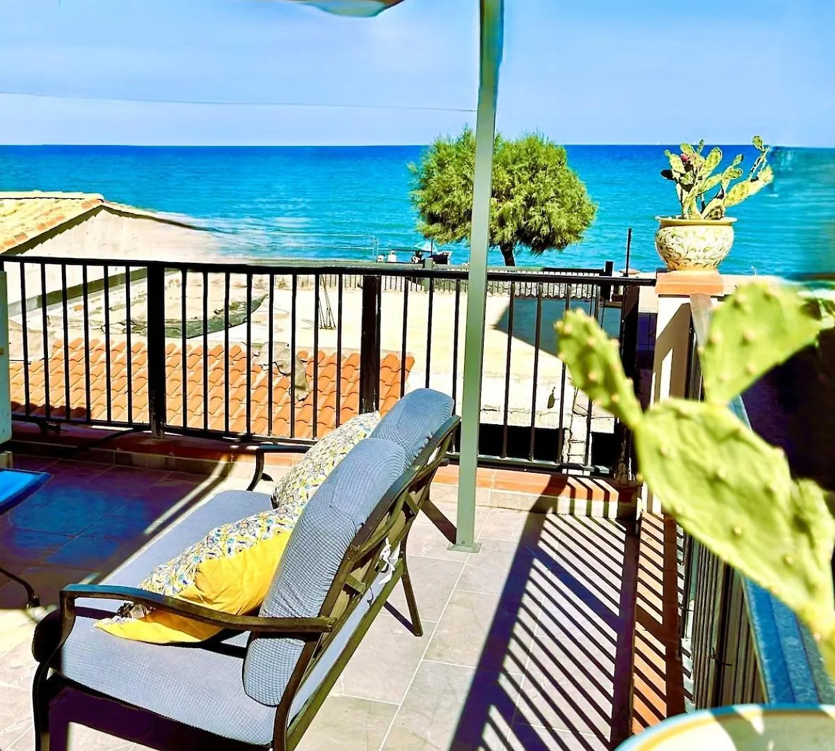House On The Beach أغنون باني