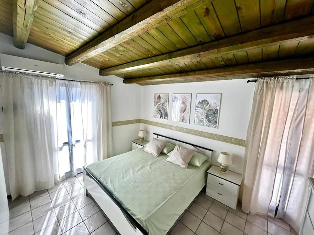 Dom wakacyjny House On The Beach Agnone Bagni