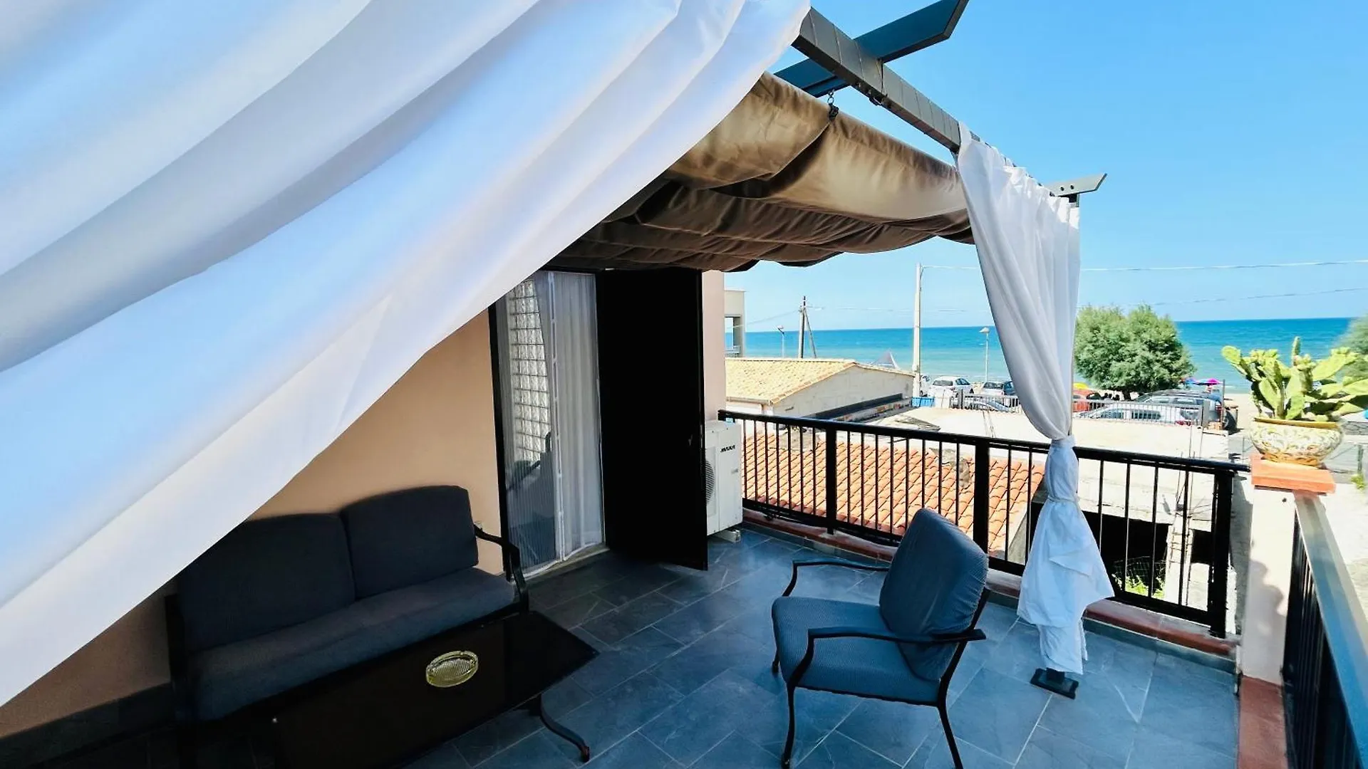 House On The Beach أغنون باني بيت للعطل