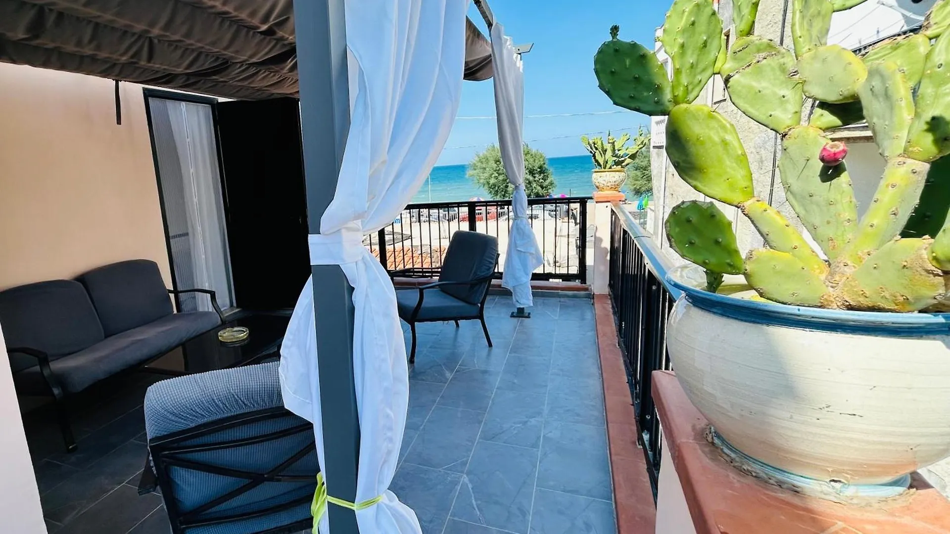 House On The Beach أغنون باني بيت للعطل